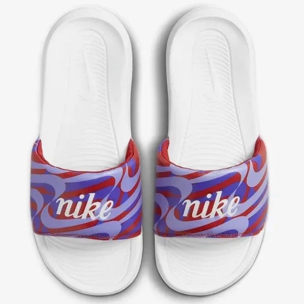 NWOT size 7 Nike Sandals